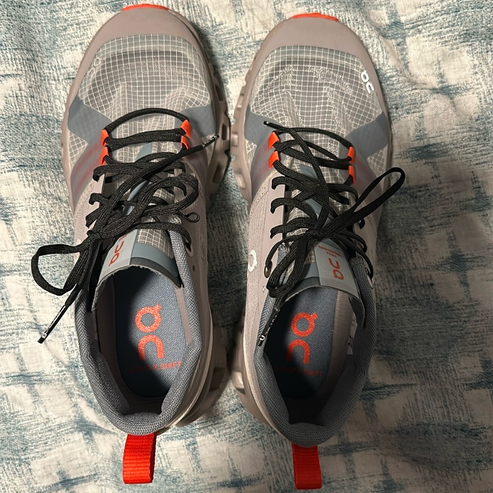 Super cute grey and orange on cloud x shift shoes only worn 2 times.